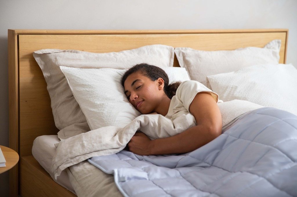 femme qui dort dans une couette